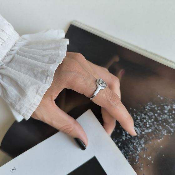 Срібна каблучка з емаллю, фіанітами