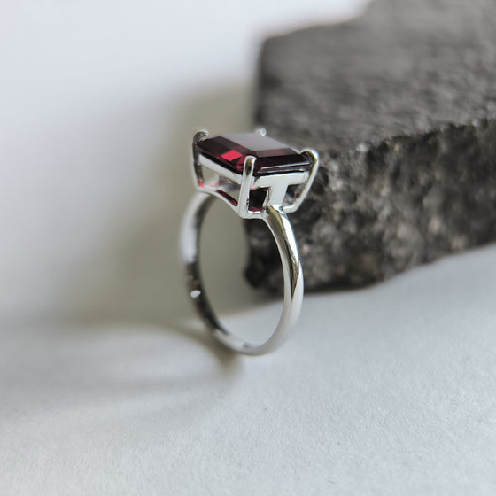 Silver ring with a 3.913ct nano garnet