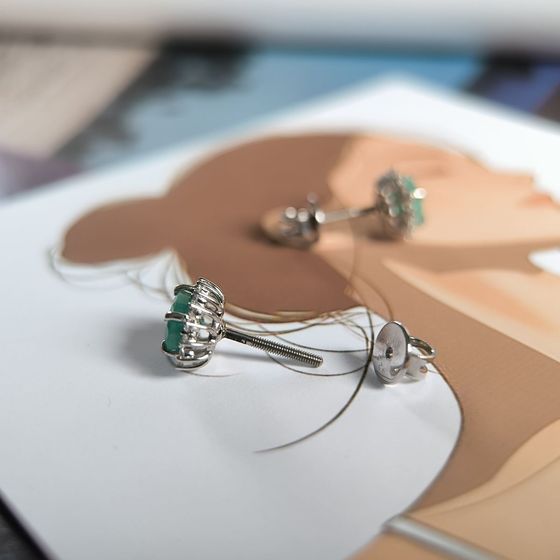 Срібні сережки зі смарагдом, фіанітами