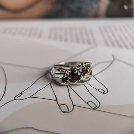 Срібна каблучка з гранатом 0.883ct