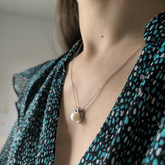 Silver necklace with pearls