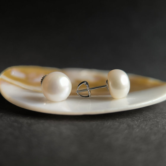 Silver earrings with pearls