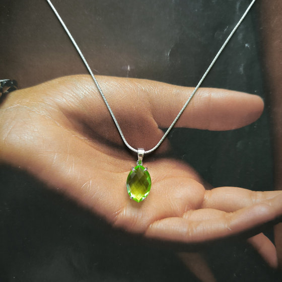 Серебряная подвеска с хризолітом 4.862ct