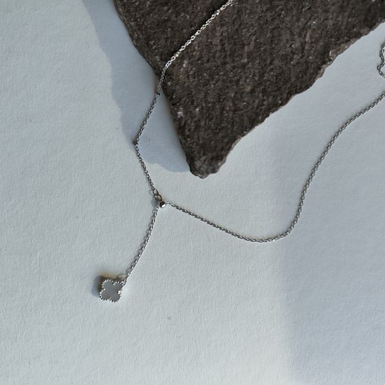 Silver necklace with mother-of-pearl