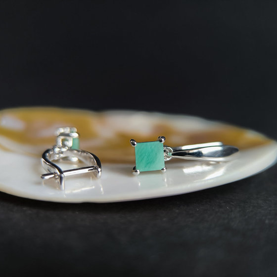 Silver earrings with 1.13ct emerald