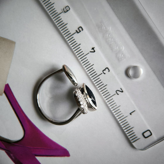 Срібна каблучка з сапфіром 1.73ct, фіанітами