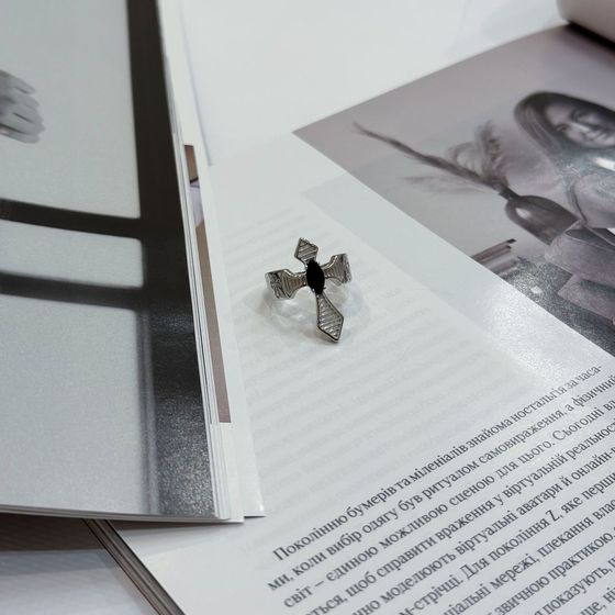 Срібна каблучка з фіанітами