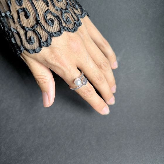 Срібна каблучка з перлами, фіанітами