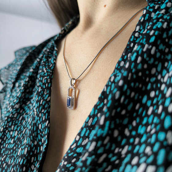 Silver pendant with 1.627ct sapphire, cubic zirconia