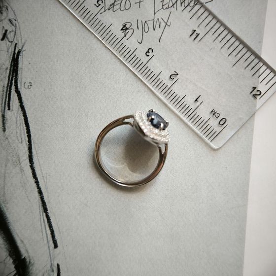 Серебряное кольцо с сапфиром 2.963ct, фианитами