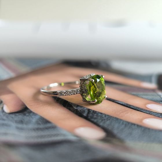 Silver ring with chrysolite