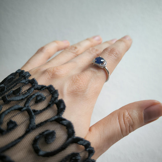 Срібна каблучка з сапфіром та фіанітами