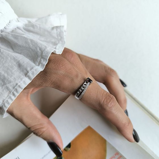 Срібна каблучка з гранатом 0.643ct, фіанітами