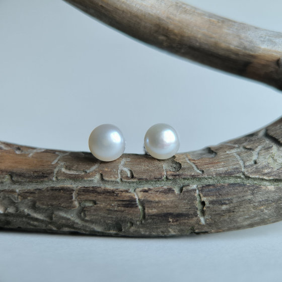 Silver earrings with pearls