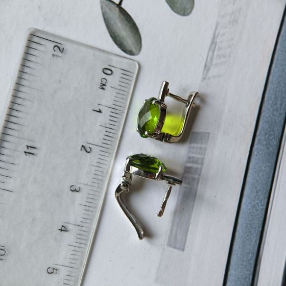 Серебряные серьги с хризолітом