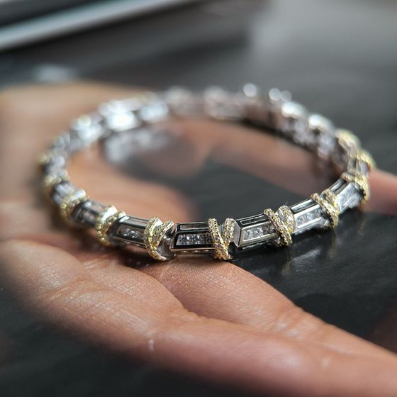 Silver bracelet with phianites