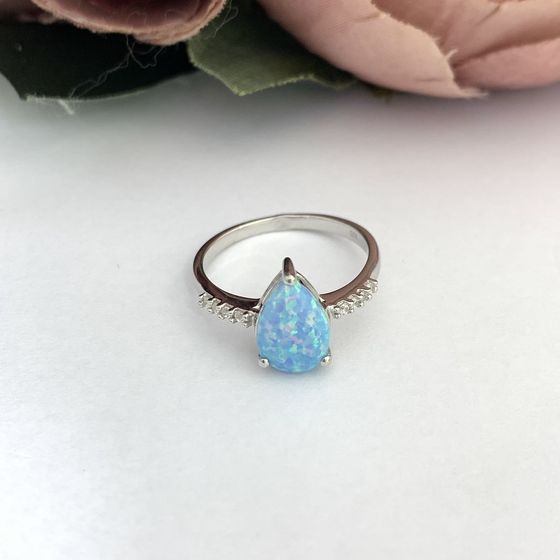 Silver ring with a 1.037-carat opal