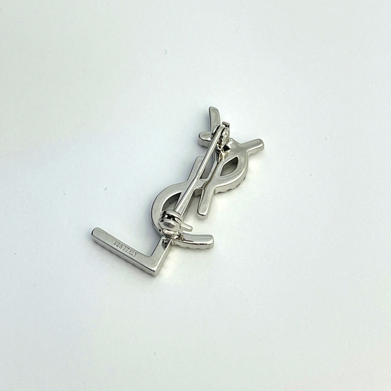 Silver brooch with phianites