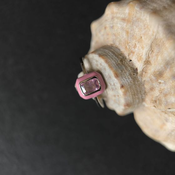 Срібна каблучка з фіанітами, емаллю