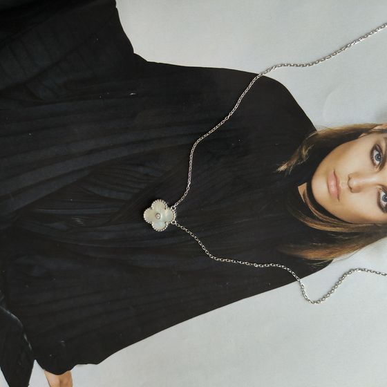 Silver necklace with mother-of-pearl, phianites