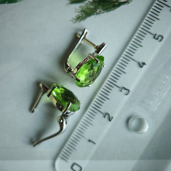 Серебряные серьги с хризолітом 6.196ct