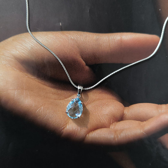 Silver pendant with a 4.19-carat topaz