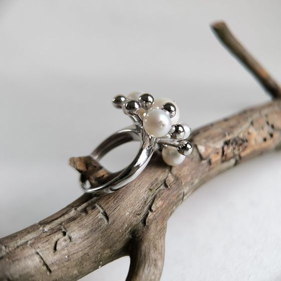 Silver ring with pearls