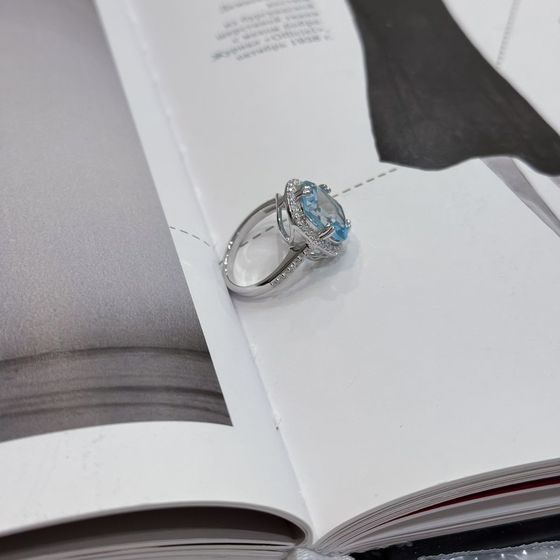 Срібна каблучка з топазом 6,507 карата та фіанітами