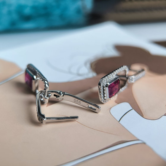 Срібні сережки з рубіном 3.626ct, фіанітами