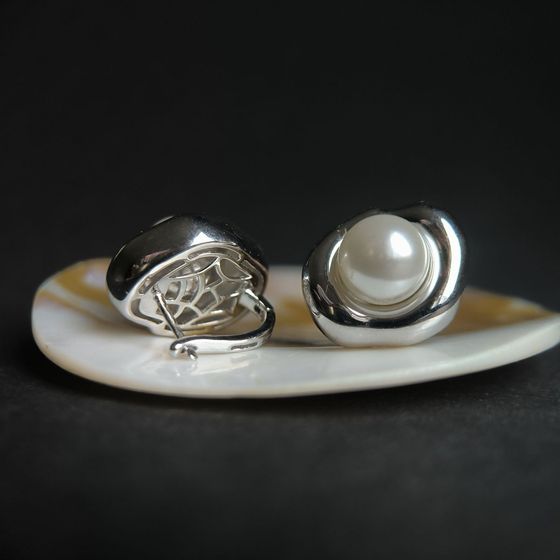 Silver earrings with pearls