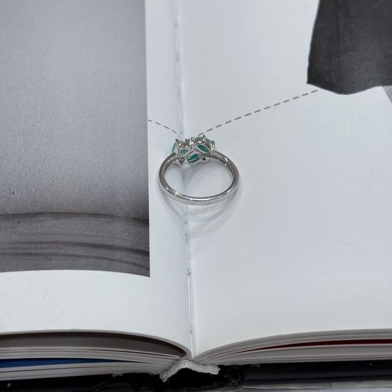 Срібна каблучка зі смарагдом, фіанітами