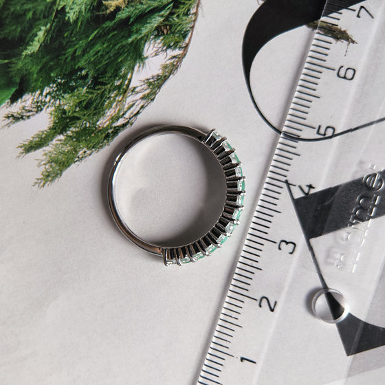 Silver ring with 1.19ct emerald