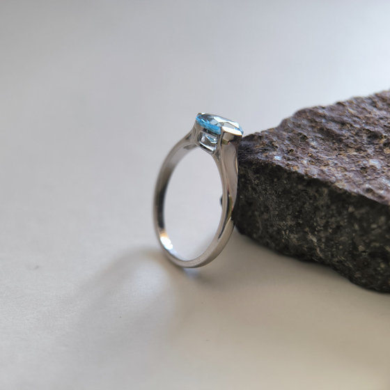 Срібне кільце з топазом 1,442 карата