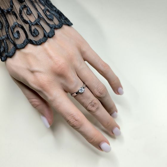 Срібна каблучка з фіанітами