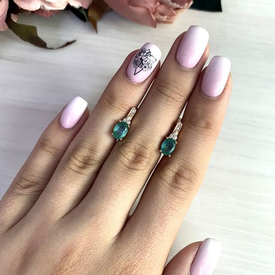 Золотые серьги с изумрудом