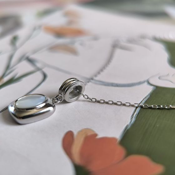 Silver necklace with mother-of-pearl
