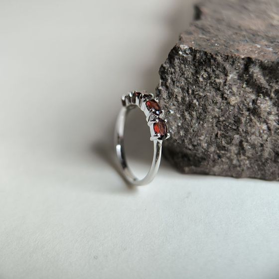 Срібна каблучка з гранатом