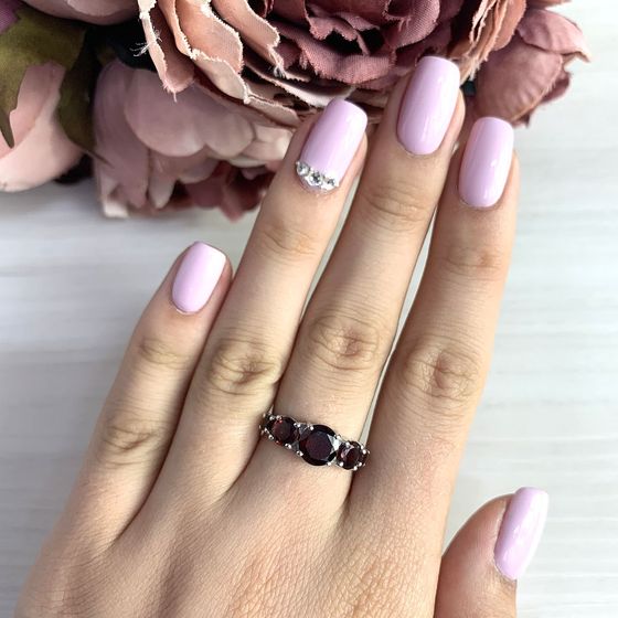 Срібна каблучка з гранатом 3,018 карата