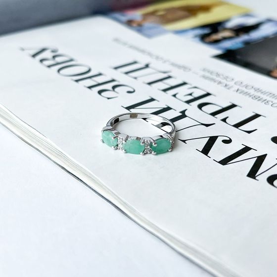 Silver ring with a 1.551-carat emerald and cubic zirconia