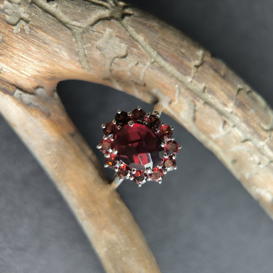 Silver ring with a 4.007 ct nano garnet