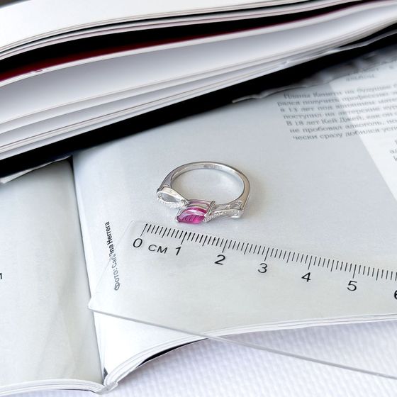 Срібна каблучка з рубіном 0.912ct, фіанітами