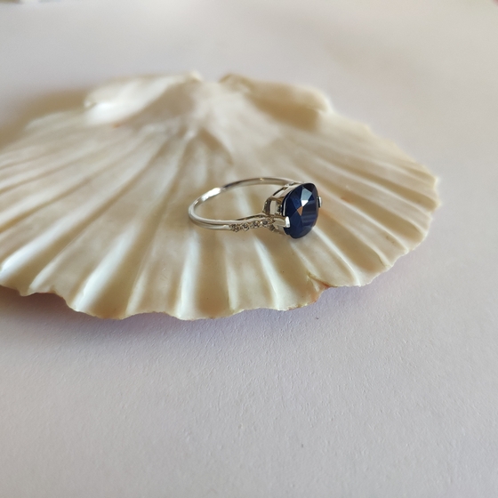 Серебряное кольцо с сапфиром, фианитами
