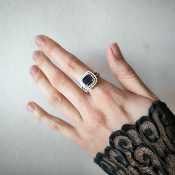Срібне кільце з сапфіром 3.256ct, фіанітами