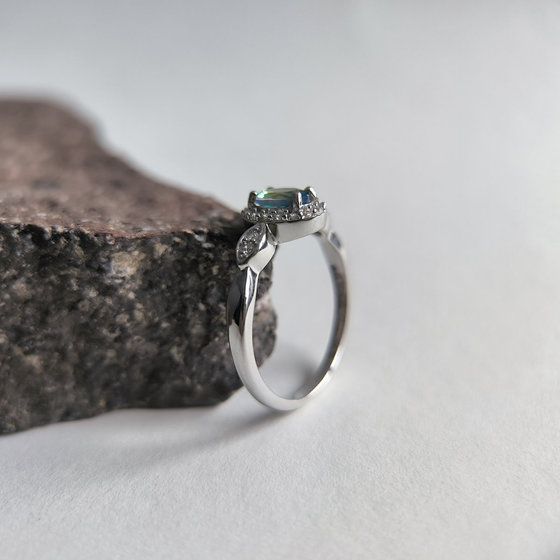 Серебряное кольцо с мистик топазом, фианитами