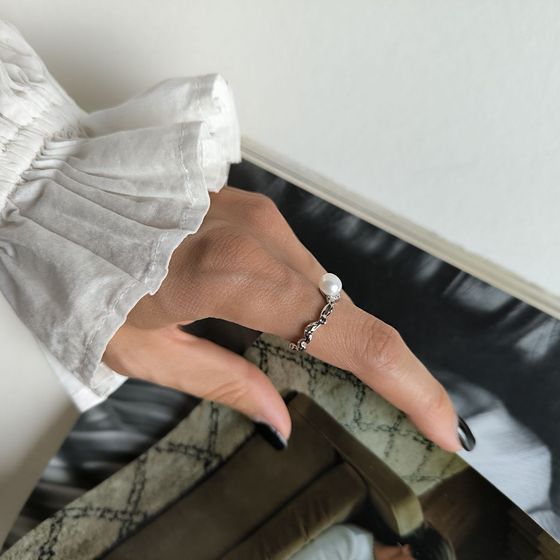 Silver ring with pearls