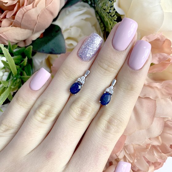 Silver earrings with a 2.405-carat sapphire