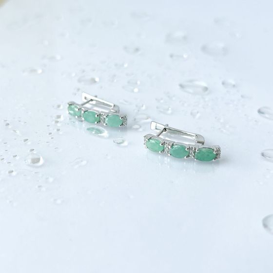Silver earrings with a 3.136-carat emerald and cubic zirconia