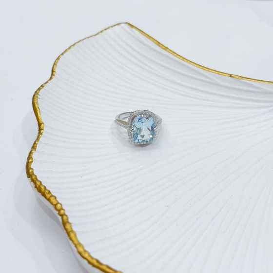 Срібна каблучка з топазом 6,507 карата та фіанітами