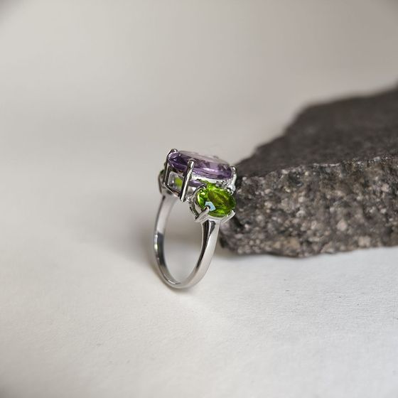 Серебряное кольцо с аметистом, хризолітом, фианитами
