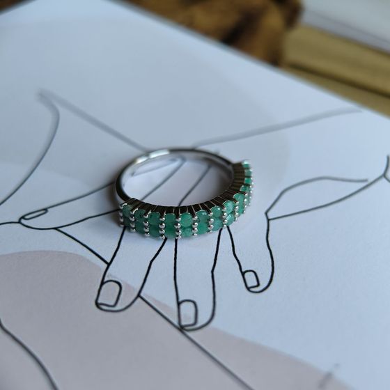 Silver ring with a 1.175-carat emerald